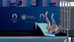 El accidentado salto de un nadador en la inauguración del centro de natación de los JJOO