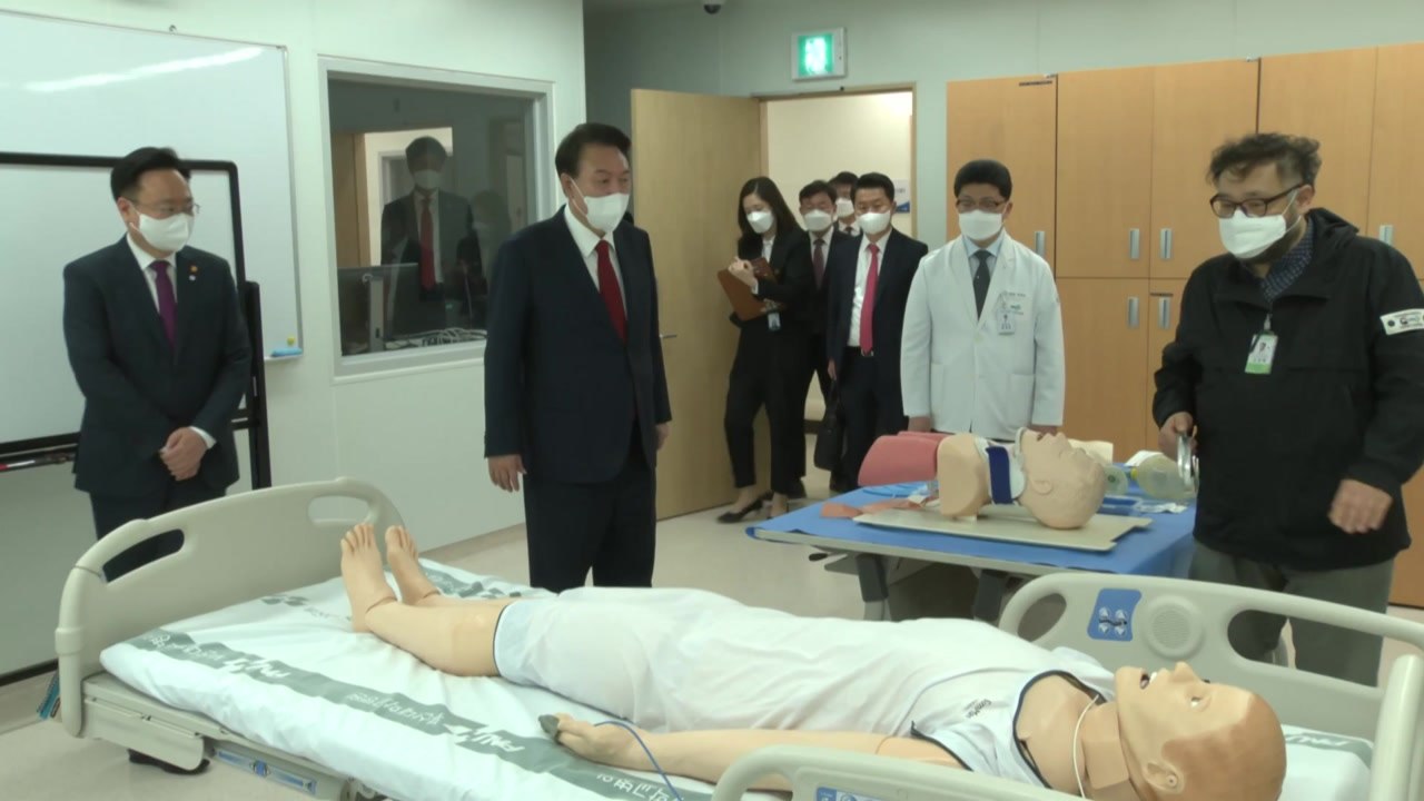 尹 "부산대병원 병동 신축 비용 7천억 원 전액 지원" / YTN