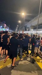 疑2组拖车员“抢生意” 50男子甲洞街头群殴