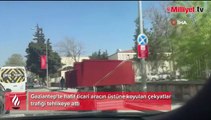 Hafif ticari araca yükledikleri çekyatlarla trafiği tehlikeye attılar