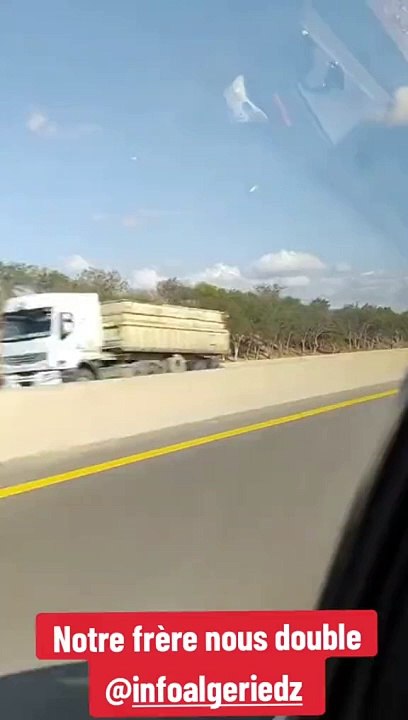 Renault laguna chargée autoroute  port d'alger en panne renault clio renault trafic fourgon port de marseille la joliette transporteur transport bagages algérien dz skikda oran bejaia skikda annaba alicant