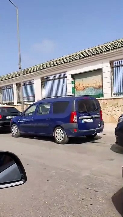 les zimigri émigrés montent vide  pour aller en France port d'alger en panne renault clio renault trafic fourgon port de marseille la joliette transporteur transport bagages algérien dz skikda oran bejaia sk