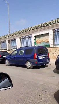 les zimigri émigrés montent vide pour aller en France port d'alger en panne renault clio renault trafic fourgon port de marseille la joliette transporteur transport bagages algérien dz skikda oran bejaia sk
