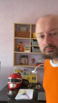 Un gorille , un tutu et des talons aiguilles