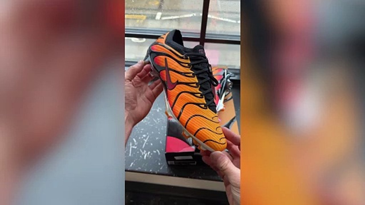 Video shows Ryan Park customising a pair of football boots
