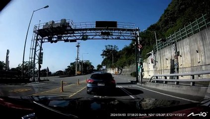 Vean las impactantes imágenes de un coche siendo aplastado por una piedra en Taiwán