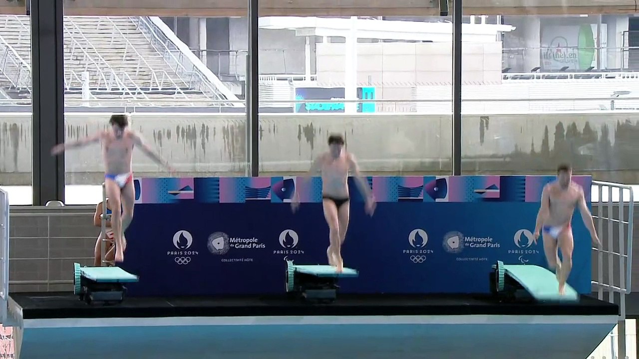 Wasserspringer fällt vom Brett - vor den Augen von Präsident Macron