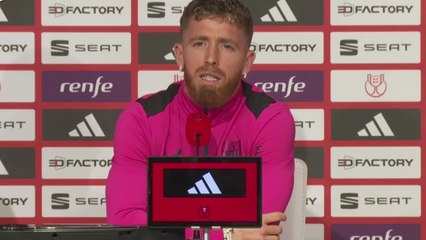 Muniain suelta la carcajada en rueda de prensa