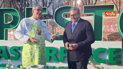 Toti celebra il pesto ligure a Milano ed esclama: "Viva le trofie!"