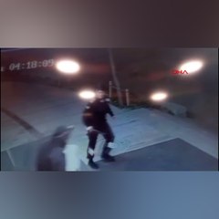 Silahlı soyguncuları copla durdurmaya çalıştı, o anlar kamerada