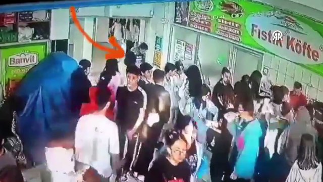Soluk borusuna cisim kaçan öğrencisini Heimlich manevrasıyla kurtardı