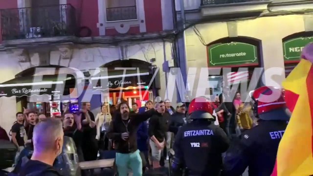 Así atacan e increpan simpatizantes proetarras a los asistentes de un mitin de Vox