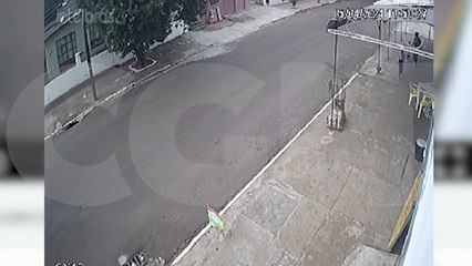 Inocência? Criança é flagrada furtando carteira esquecida em cima da mesa