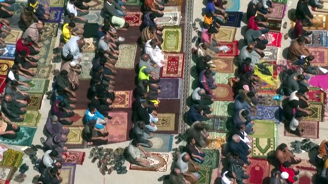 شاهد: أهالي غزة يقيمون صلاة الجمعة على أنقاض مسجد دمرته الغارات الإسرائيلية