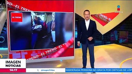 Usuarios cruzan por los asientos del transporte público para bajar