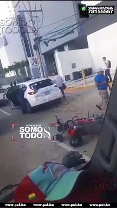 OTRO ACCIDENTE DEJA A MOTOCICLISTA HERIDO AL QUEDAR INCRUSTADO EN EL VEHÍCULO QUE CHOCÓ