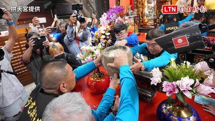 白沙屯拱天宮凌晨開爐，信徒蜂擁搶取香灰祈福🙏