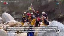 Tim penyelamat mengangkut orang yang terluka setelah gempa mematikan Taiwan