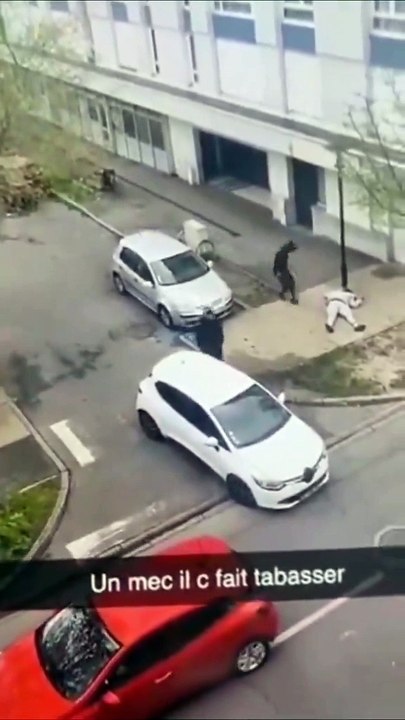 Guyancourt : Les images choc d'un adolescent laissé pour mort qui se fait voler ses baskets après avoir été battu à coups de barre de fer en pleine rue !