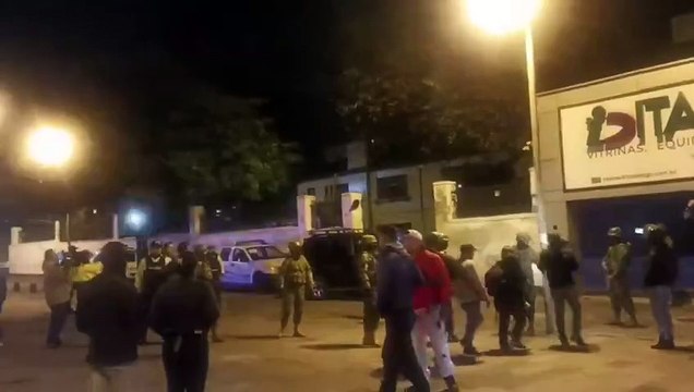 Ekvador polisi, Meksika Büyükelçiliği'ne baskın yaptı