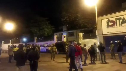 Ekvador polisi, Meksika Büyükelçiliği'ne baskın yaptı