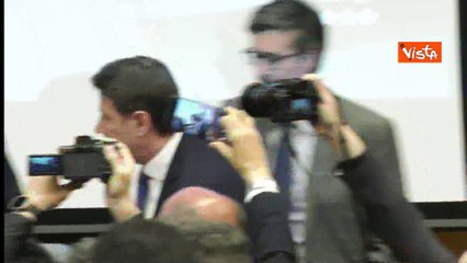 La stretta di mano tra Conte e Schlein alla Camera