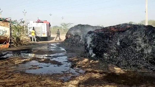 शॉर्ट सर्किट से बाड़े में लगी आग