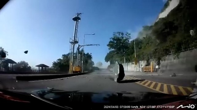 Terremoto Taiwan: auto travolte dalle rocce, il video