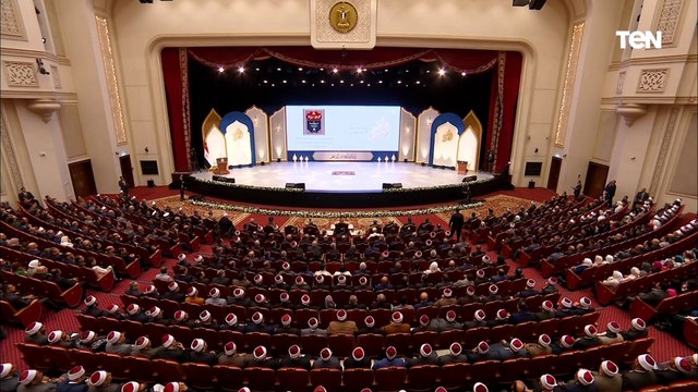 وزير الأوقاف يهدي الرئيس السيسي نسخة من القرآن الكريم خلال احتفالية ليلة القدر