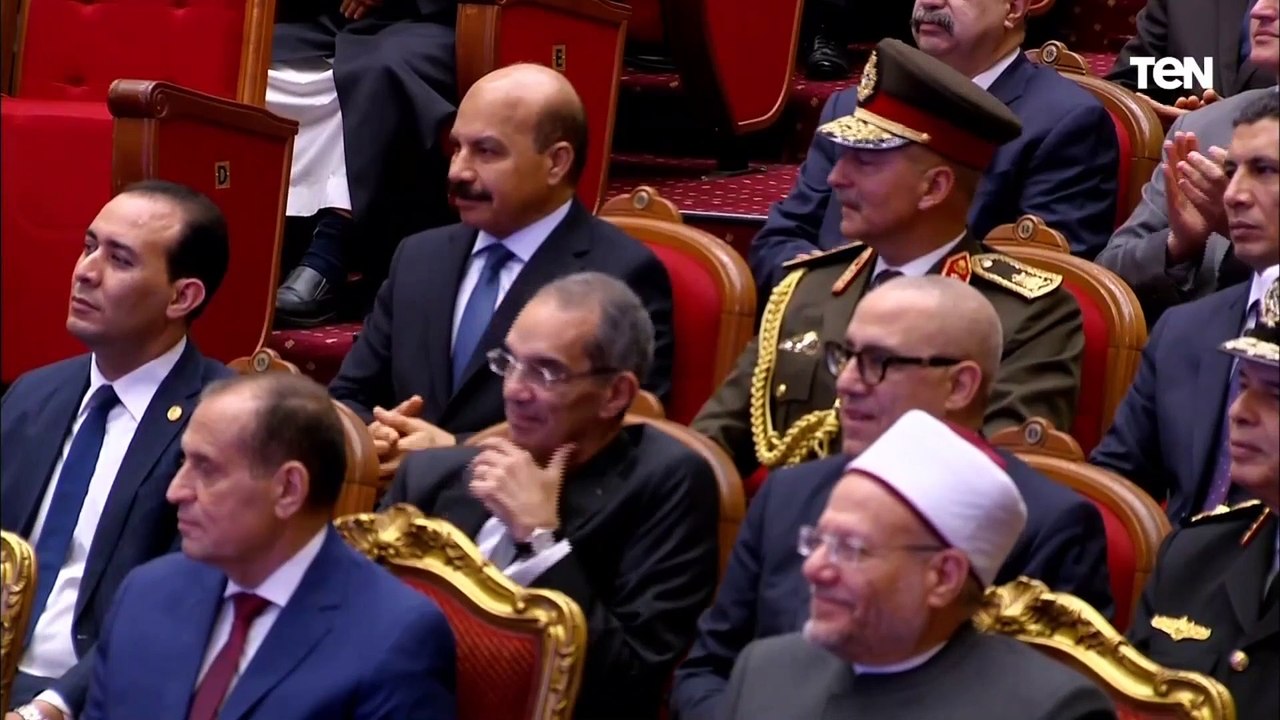 بقلب الأب.. الرئيس السيسي يقبل رأس الطفل محمد وائل أحمد غريب أثناء تكريمه لحفظه القرآن الكريم