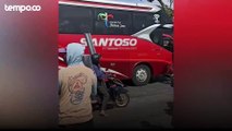 Ambulans Pembawa Jenazah Vs Bus di Temanggung, Sopir Terjepit