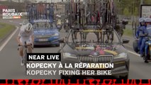 Kopecky fixing her bike - Paris-Roubaix Femmes avec ZWIFT 2024