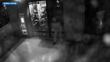 Bologna, la spaccata in diretta: il ladro in azione