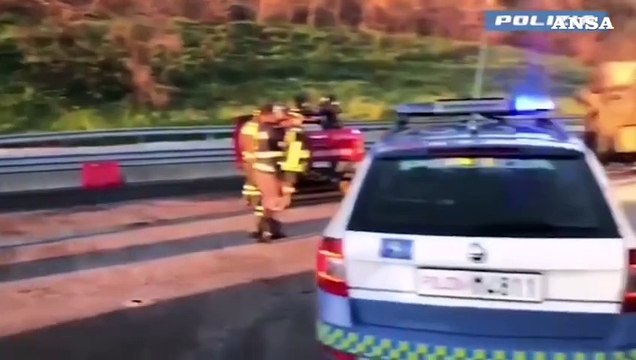 Si ribalta un autoarticolato, chiuso un tratto dell'autostrada A19
