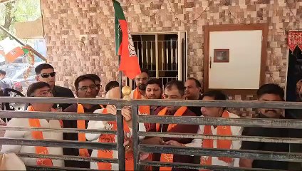 VIDEO: मुख्यमंत्री ने वॉर्ड अध्यक्ष के घर लहराया भाजपा का झंडा