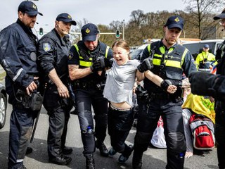 Greta Thunberg fermata a una manifestazione all'Aja