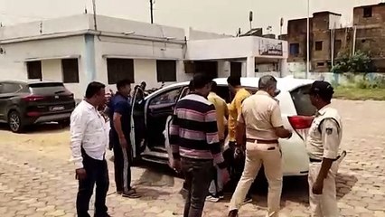 Скачать видео: MP Police arresting criminal in accused and returned from to Uttar Pradesh