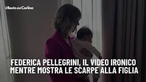 Federica Pellegrini, il video ironico mentre mostra le scarpe alla figlia