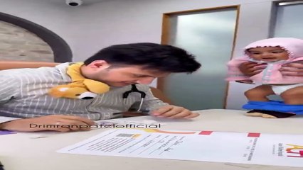 Çocuğun iğne korkusunu yenmesi için ritim tuttu! Doktor milyonlarca kez izlendi