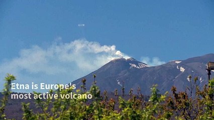 Video herunterladen: Rare smoke rings rise from Italy's Mount Etna