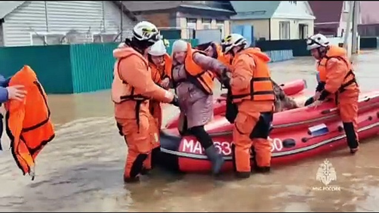 Russland: Dammbruch sorgt für Überschwemmungen