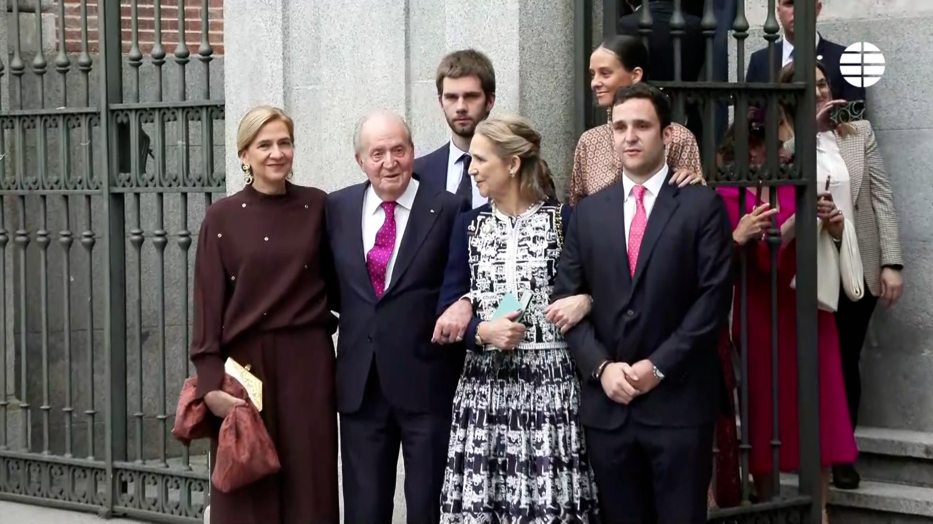 Vivas al rey Juan Carlos a la salida de la boda de Martnez-Almeida y Teresa Urquijo