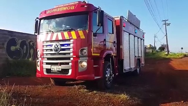 Corpo de Bombeiros combate incêndio em vegetação no Santos Dumont