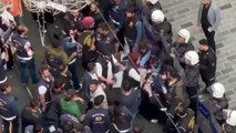 Filistin protestosunda kelepçe takılan kadına polis tokat attı