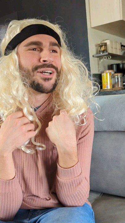 Plus jamais j'essaye de faire plaisir à cette grosse dinde. Joyeuse Pâques au fait hein.