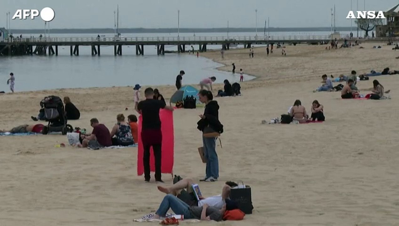 Caldo anomalo in Francia, bagnanti in spiaggia ad Arcachon