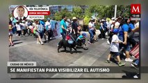 Cientos de personas marchan en la Ciudad de México para visibilizar a las personas con autismo