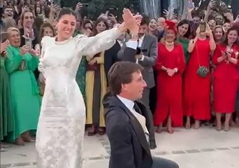 Almeida se arrodilla para bailar el chotis nupcial