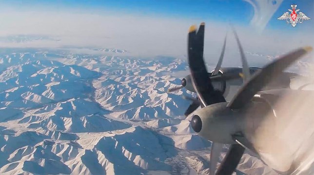 ロシア国防省は、アメリカとの国境地域を飛行するロシアの爆撃機のビデオを公開しました。