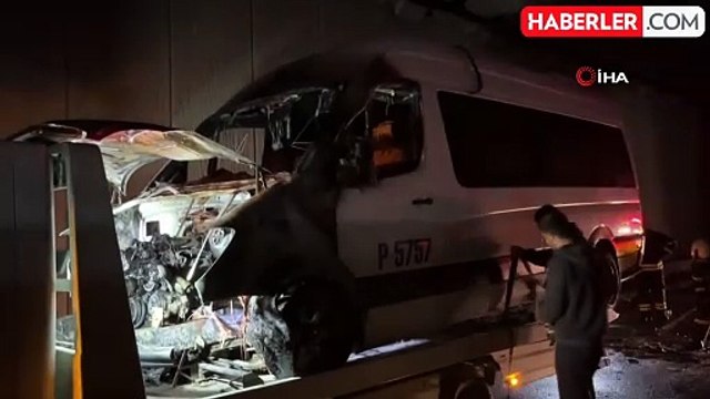 Seyir halindeki işçi servisi yandı, karayolu duman altında kaldı